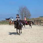 Natürlich wollen die Mädels als erstes reiten.