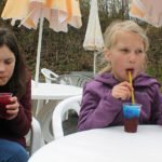 Zu trinken gibt's... Blau und Rot. Wohl bekomms.