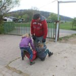 Die Kinder sind erschöpft und lassen sich tragen.
