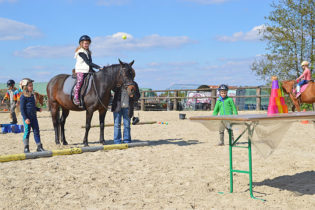 Geschicklichkeit beim Dosenwerfen.