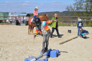 Auf dem Hof gibt es so viel zu entdecken.