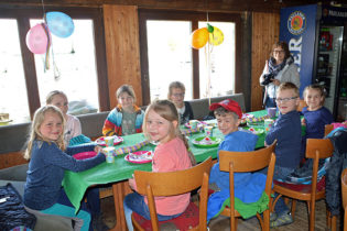 Im Gartenhäuschen eine Stärkung einnehmen.