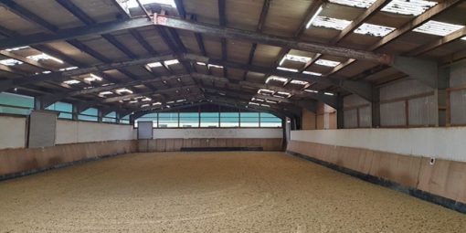 Reithalle mit neuem Reitboden im Westerwald